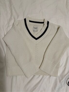 Abercrombie and fitch v neck white sweater